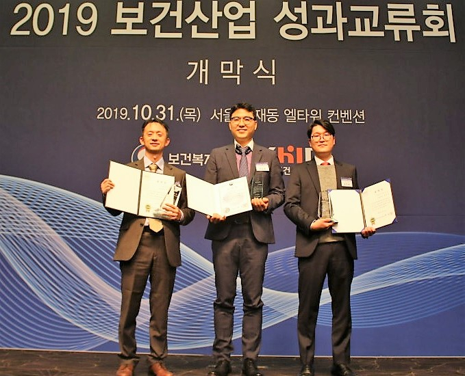 대웅제약이 10월 31일 ‘2019 보건산업 성과 교류회에서’ 우수 혁신형 제약기업으로 선정되어 보건복지부장관상과 한국보건산업진흥원장상을 수상한 후, 이 회사 전승호 대표(사진 가운데)와 박성수 나보타사업본부장(사진 왼쪽), 조민재 팀장(박준석 신약센터장 대리 수상, 사진 오른쪽)이 기념사진을 촬영하고 있다.