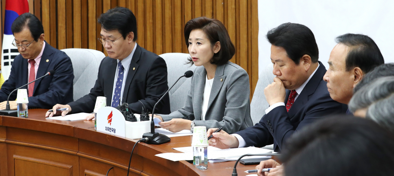 나경원 자유한국당 원내대표(가운데)가 1일 오전 국회에서 열린 원내대책회의에서 발언하고 있다. [연합]
