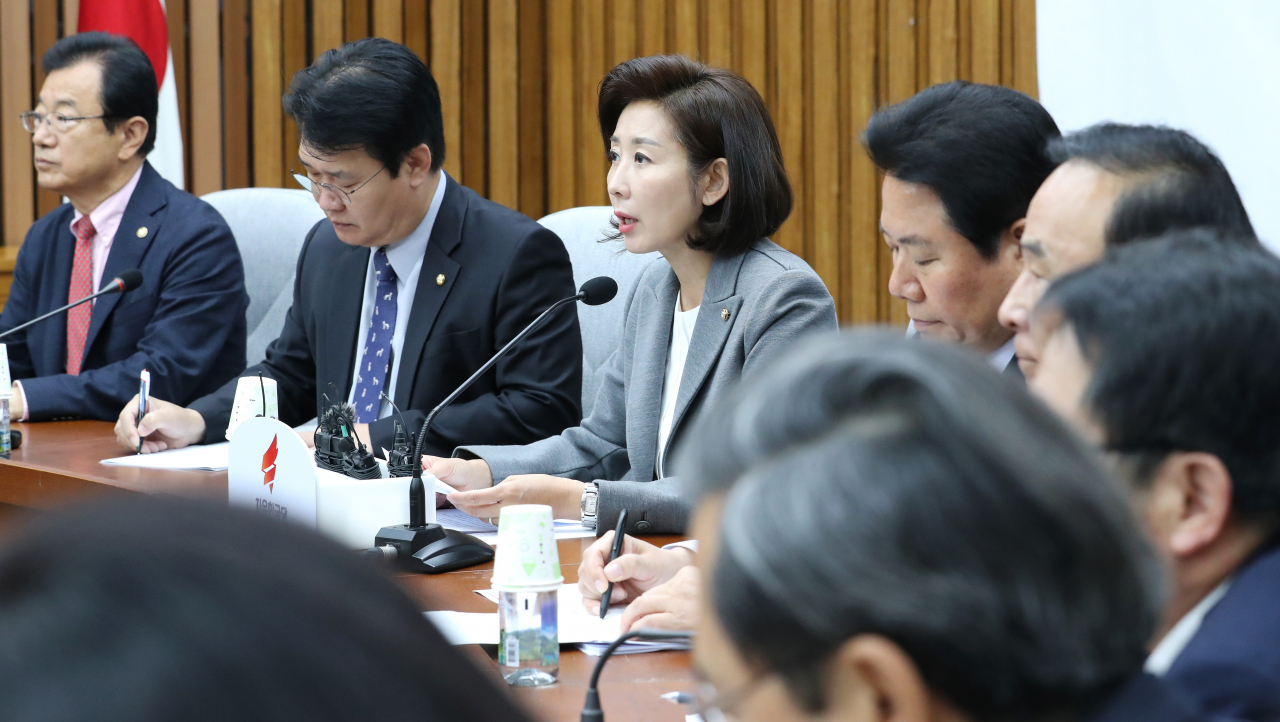자유한국당 나경원 원내대표(가운데)가 1일 오전 국회에서 열린 원내대책회의에서 발언하고 있다. 연합뉴스
