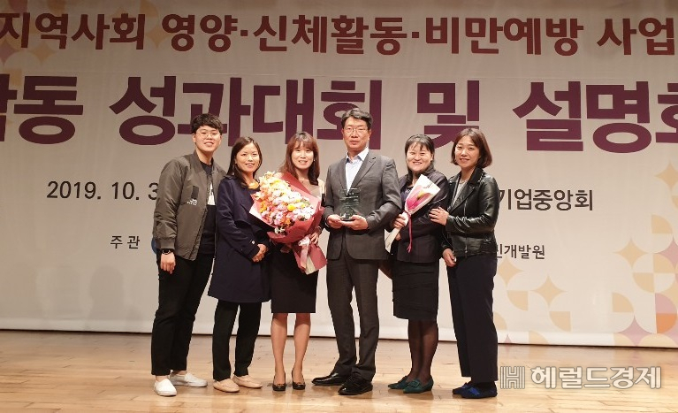 지난 10월 31일 광진구보건소 직원들이 여의도 중소기업중앙회에서 열린 ‘국민영양관리시행계획 평가 우수기관 시상식’에서 기관표창을 받은 뒤 기념사진을 찍고 있다. [광진구]