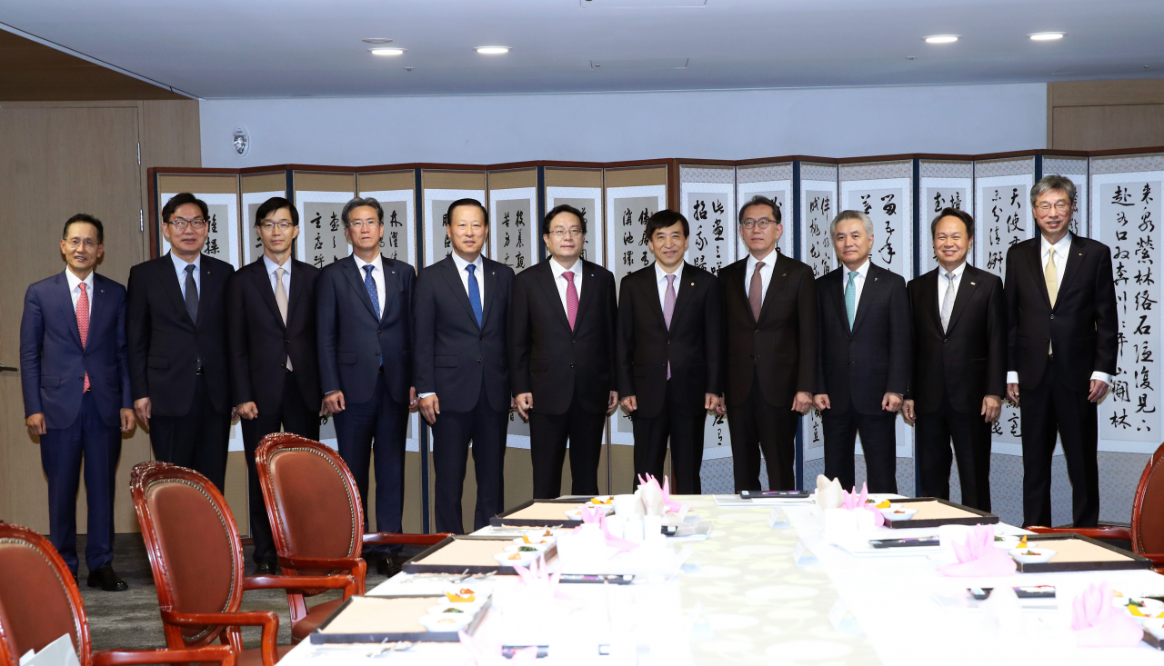 이주열(오른쪽 다섯번째) 한국은행 총재가 1일 서울 중구 세종대로 한은 본관에서 시중·특수 은행장들과 금융협의회에 들어가기 앞서 기념사진을 찍고 있다. 왼쪽부터 지성규 KEB하나은행장, 이대훈 농협은행장, 방문규 수출입은행장, 이동빈 수협은행장, 김도진 기업은행장, 손태승 우리금융그룹 회장 겸 우리은행장, 이 총재, 박진회 한국씨티은행장, 박종복 SC제일은행장, 진옥동 신한은행장, 허인 KB국민은행장. [한국은행 제공]