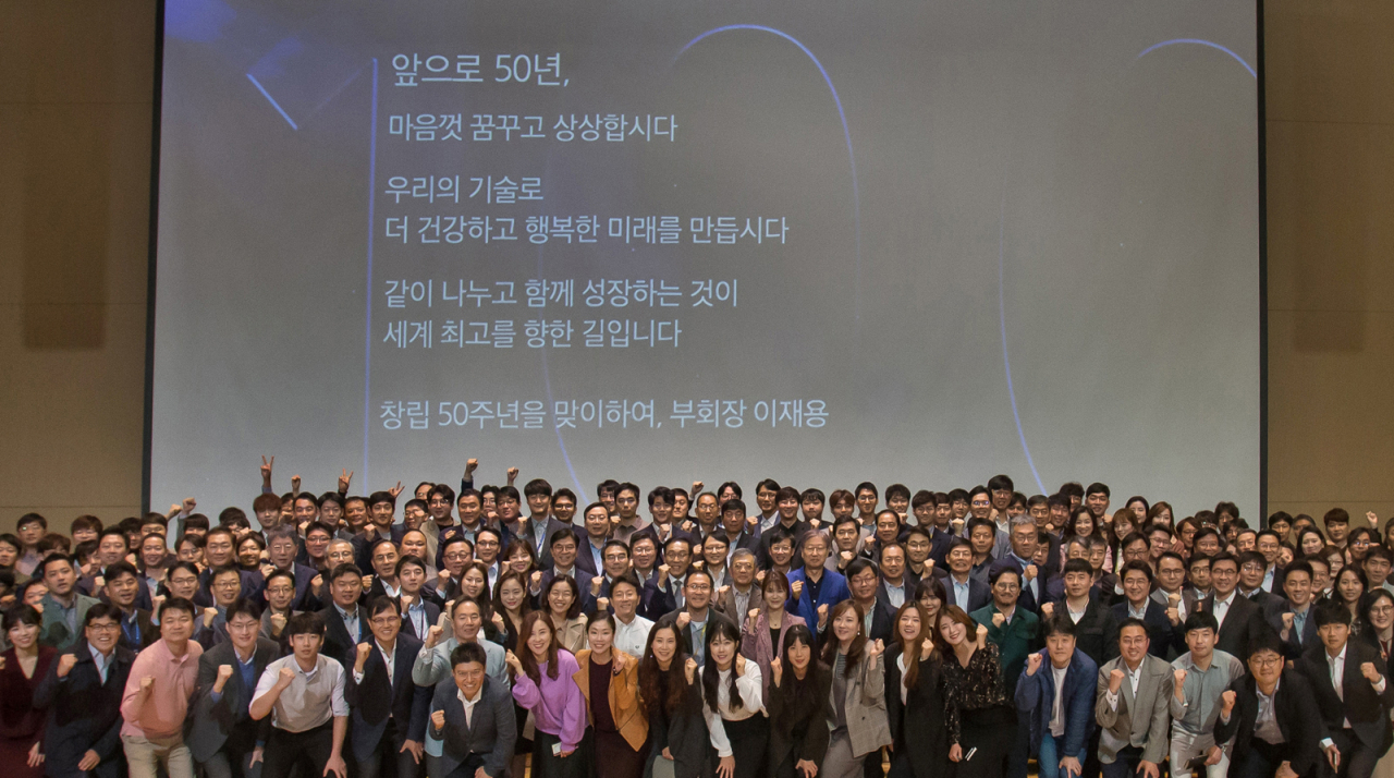 삼성전자 창립 50주년을 맞아 1일 수원 ‘삼성 디지털 시티’에서 경영진과 임직원들이 초일류 100년 기업의 역사를 쓰자고 다짐하며, 화이팅을 힘차게 외치고 있다. [삼성전자 제공]