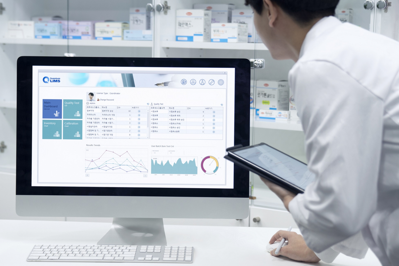 한미헬스케어가 개발한 QUANTUMLIMS&reg;솔루션을 사용하고 있는 모습.
