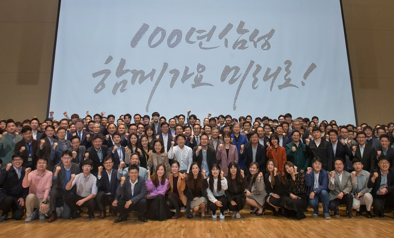 삼성전자 창립 50주년을 맞아 1일 수원 '삼성 디지털 시티'에서 경영진과 임직원들이 초일류 100년 기업의 역사를 쓰자고 다짐하며, 화이팅을 힘차게 외치고 있다. [삼성전자 제공]