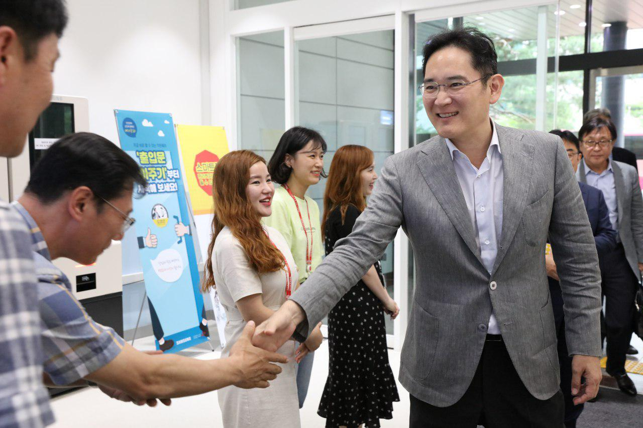 이재용 부회장이 지난 8월 삼성전자 천안 사업장을 방문해 임직원들과 인사를 나누고 있다. [삼성전자 제공]