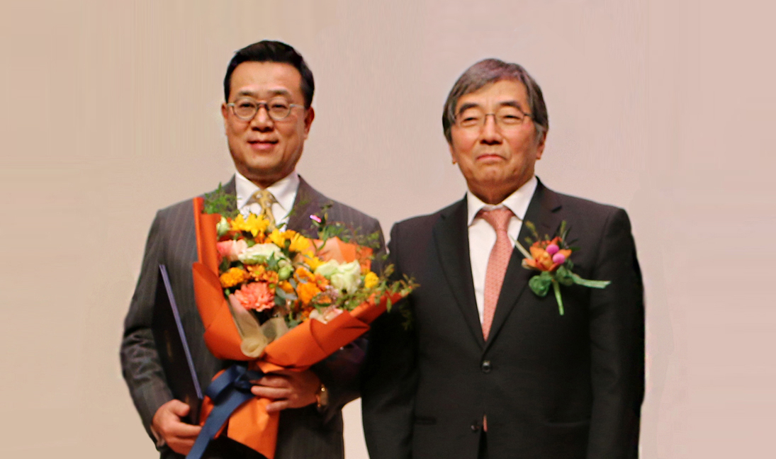 정문국(사진 왼쪽) 오렌지라이프 사장이 제14회 금융공모전에서 금융감독원장상(우수상) 수상 후 윤석헌 금융감독원장과 기념사진을 찍고 있다. [오렌지라이프 제공]