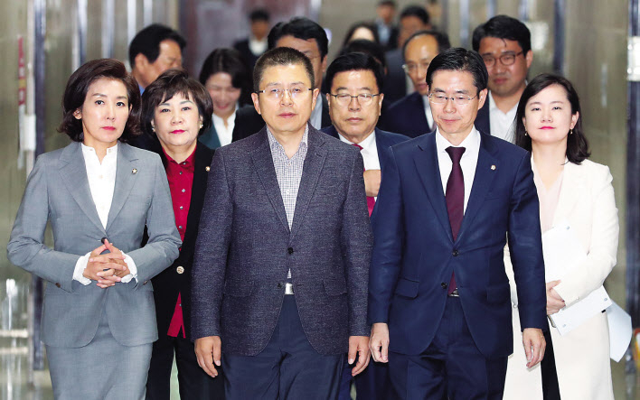 황교안 자유한국당 대표와 나경원 원내대표가 지난달 31일 국회에서 열린 최고위원회의에 들어서고 있다. [연합]