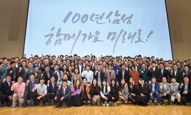 삼성전자 창립 50주년을 맞아 1일 수원 ‘삼성 디지털 시티’에서 경영진과 임직원들이 초일류 100년 기업의 역사를 쓰자고 다짐하며 화이팅을 힘차게 외치고 있다. [삼성전자 제공]