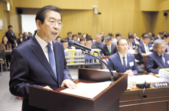 박원순 시장이 지난달 17일 오전 서울시청에서 열린 국회 국토교통위 국정감사에서 업무보고를 하고 있다. [서울시 제공]