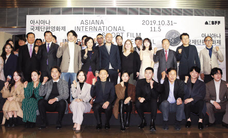 31일 진행된 ‘제17회 아시아나국제단편영화제(AISFF)’ 개막식에서 아시아나항공 한창수 사장(뒷열 왼쪽 두번째), AISFF 김동호 조직위원장(뒷열 오른쪽 세번째), 손숙 이사장(뒷열 왼쪽 네번째), 안성기 집행위원장(앞열 오른쪽 두번째)이 AISFF의 성공적인 개최를 기원하며 기념촬영을 하고 있다. [아시아나항공 제공]