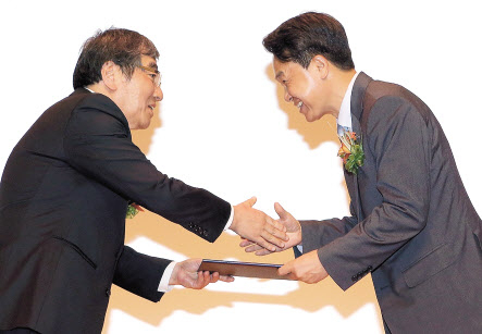 지난달 31일 서울시 영등포구 여의도 소재 금융감독원에서 진행된 ‘제14회 금융공모전’에서 진옥동 신한은행장(오른쪽)이 윤석헌 금융감독원장으로부터 우수상을 수여 받는 모습. [신한은행 제공]