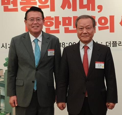 특강에 앞서 기념사진을 찍은 필자인 권기식 한중도시우호협회장〈왼쪽〉과 최열 환경재단 대표