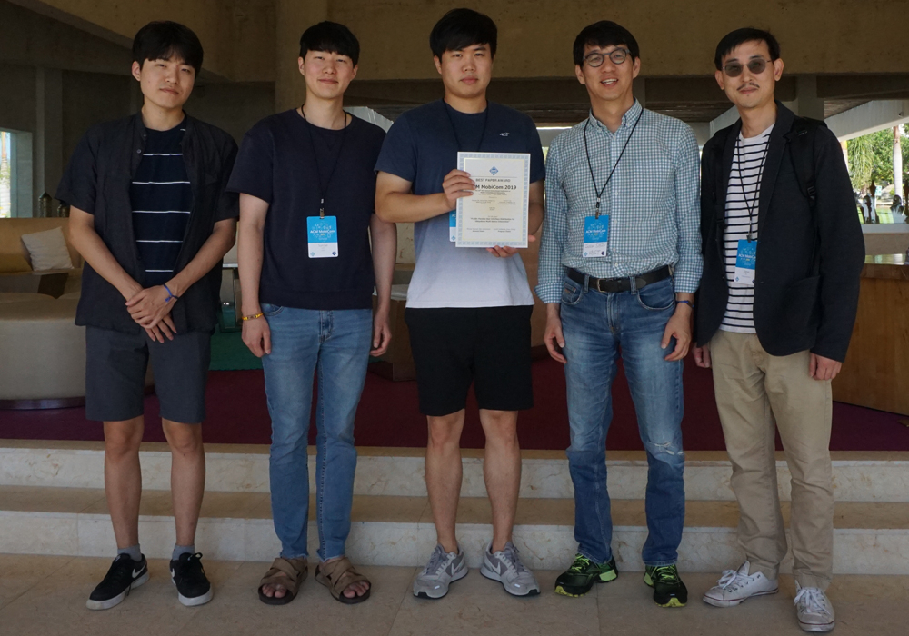 신인식(오른쪽 두번째) KAIST 교수 연구팀이 ‘ACM 모비콤 2019’ 국제 학회에서 최우수 논문상을 수상했다.[KAIST 제공]