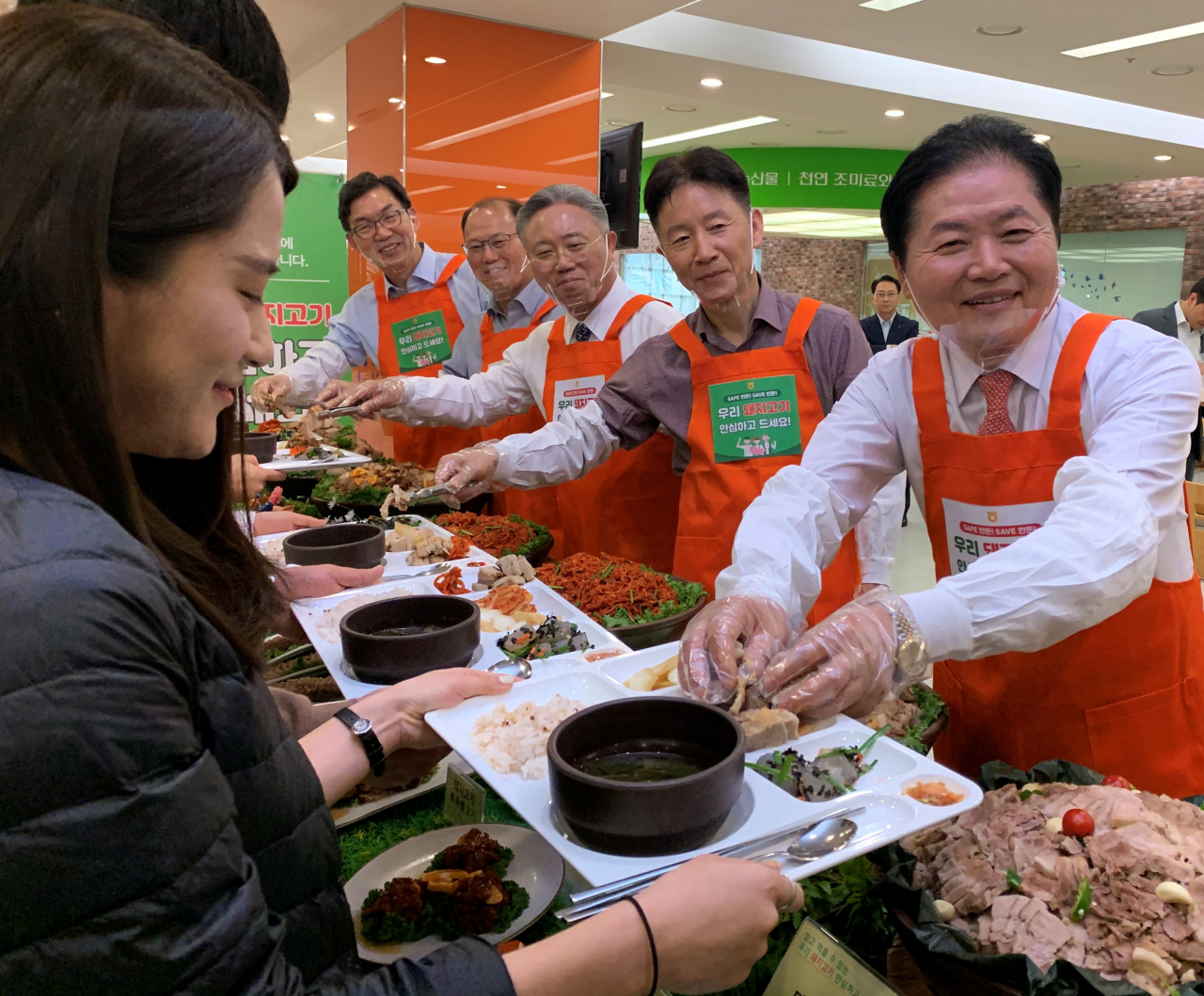 오른쪽부터 김병원 농협중앙회 회장, 허식 농협중앙회 부회장, 임영호 한국농축산연합회 회장, 김태환 축산경제대표이사, 이대훈 농협은행장. [농협 제공]