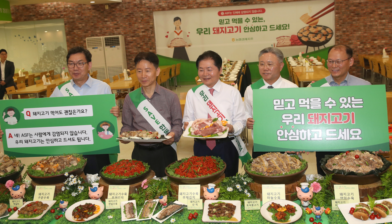 왼쪽부터 이대훈 농협은행장, 허식 농협중앙회 부회장, 김병원 농협중앙회 회장, 임영호 한국농축산연합회 회장, 김태환 축산경제대표이사. [농협 제공]