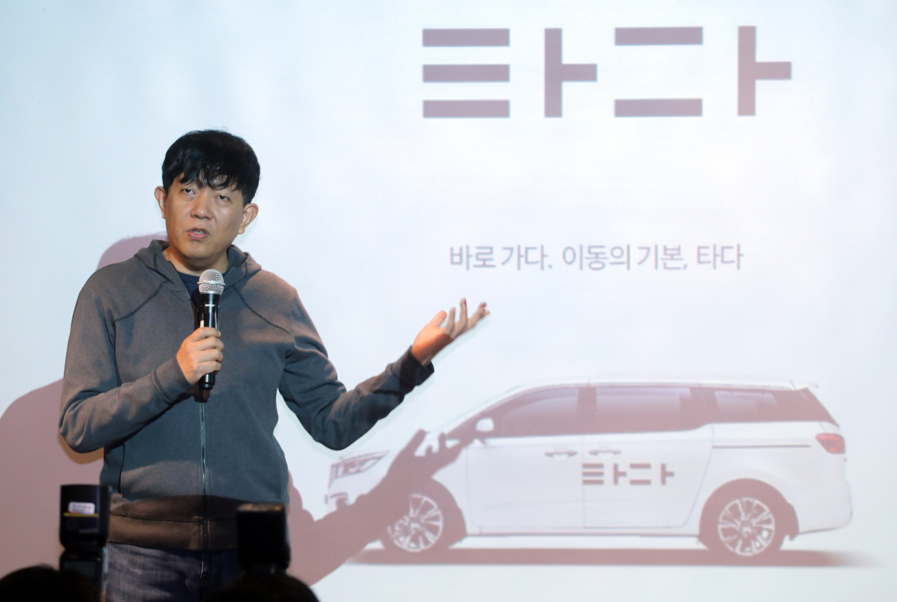 택시업계와 첨예한 갈등을 빚어온 차량호출 서비스 '타다' 운행은 불법이라고 검찰이 판단했다. 서울중앙지검 형사5부는 28일 여객자동차운수사업법 위반 혐의로 이재웅(51) 쏘카 대표와 자회사인 VCNC 박재욱(34) 대표를 각각 불구속 기소했다. 이 대표 등은 스마트폰 애플리케이션을 통해 11인승 승합차와 운전기사를 이용, 면허 없이 유상으로 여객자동차 운송사업을 한 혐의를 받는다. 지난 2월 미디어데이에서 이 대표가 기자들의 질문에 답하고 있다. [연합]