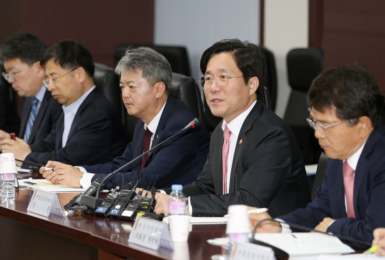 성윤모(오른쪽 두번째) 산업통상자원부 장관이 1일 서울 무역보험공사 대회의실에서 열린 수출상황 점검회의에서 모두발언을 하고 있다. ［헤럴드DB］