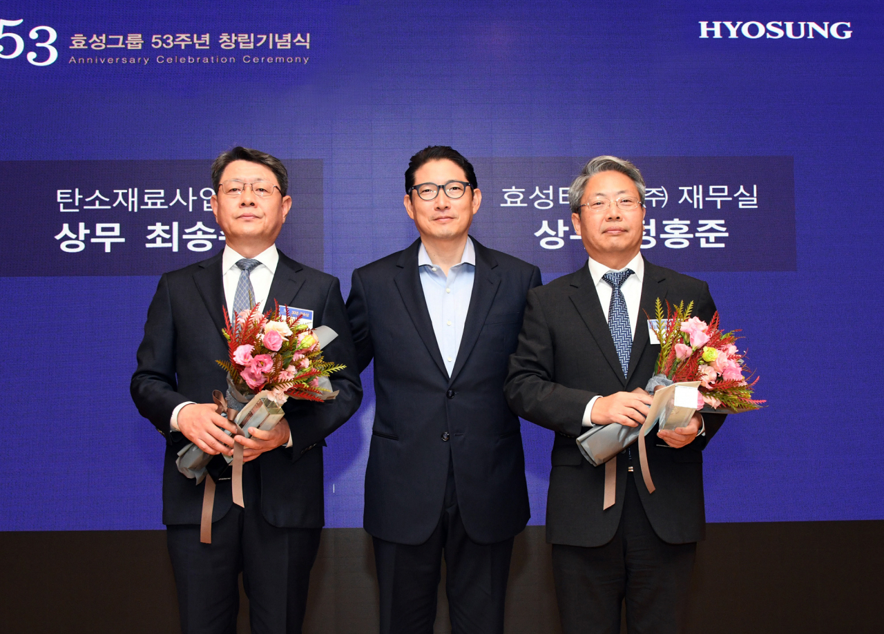 효성이 1일 창립 53주년을 맞아 마포 본사에서 조현준 회장(가운데) 등 임직원 300여명이 참석한 가운데 창립기념식을 가졌다. 이날 행사에서는 효성첨단소재 최송주 상무(왼쪽)와 효성티앤씨 정홍준 상무(오른쪽)가 30년 장기근속상을 수상하는 등 장기근속자에 대한 시상식도 진행됐다.[효성 제공]