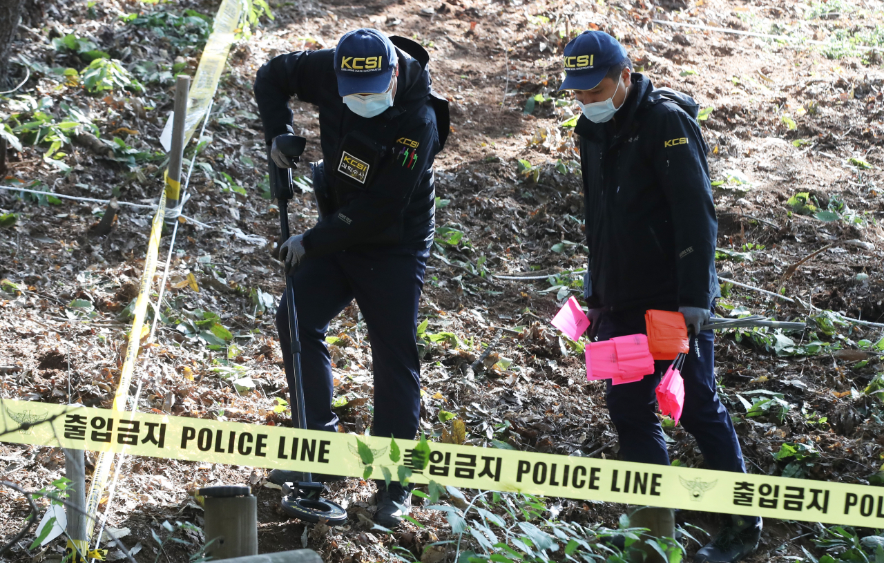 1일 오전 경기도 화성시 A공원에서 경찰이 화성연쇄살인사건의 피의자 이춘재(56)가 살해한 것으로 확인된 '화성 실종 초등생'의 유골을 수색하고 있다. 이춘재가 자백한 10건의 화성사건을 비롯해 모두 14건의 살인사건 가운데 하나인 이 사건은 1989년 7월 7일 낮 12시 30분께 화성 태안읍에서 김 양이 학교 수업을 마치고 귀가하던 중 실종된 것이다. 이번 발굴작업이 이뤄지는 A공원 일대는 김 양의 유류품이 발견된 야산이 있던 곳으로 이춘재가 유류품과 함께 김 양의 시신을 유기했다고 진술한 곳과는 100여ｍ가량 거리가 있다. 그러나 그가 지목한 곳은 현재 아파트가 들어서 있어 발굴작업이 불가능하다. [사진=연합뉴스]