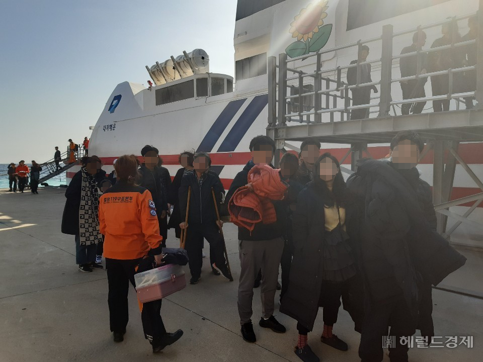 독도 인근에서 추락한 소방헬기 탑승자 가족들이 1일 오후 여객선을 타고 울릉도에 도착, 헬기를 이용해 독도 현장을 찾기 위해 사동항으로 이동하고 있다.[독자 제공]