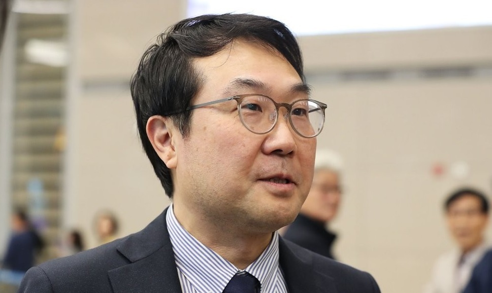 SEOUL, Nov. 1 (Yonhap) -- South Korea's top nuclear envoy is likely to visit Moscow next week to meet with his Russian counterpart and discuss North Korea's denuclearization and other peninsula issues, sources said Friday.
Lee Do-hoon, representative for Korean Peninsula peace and security affairs, will meet with Igor Morgulov next Friday, according to the sources, amid a stalemate in the nuclear negotiations between the U.S. and North Korea since working-level talks in Stockholm last month.
Lee is also expected to participate in the three-day 2019 Moscow Nonproliferation Conference, which will kick off Thursday, and could have talks with officials from the U.S. and North Korea.
The so-called Track 1.5 semi-official discussions have served as a chance for the U.S. and North Korea to sound out each other's position at times of high tension.
In 2017, North Korean First Vice Foreign Minister Choe Son-hui -- then director-general of the North American affairs bureau at the North's foreign ministry -- took part in the conference. It is yet unclear who will be attending the forum from North Korea this year.
Lee's Moscow trip will come amid little progress in the North's nuclear negotiations with the U.S., with Pyongyang ramping up pressure on Washington to come up with a new proposal.
On Thursday, North Korea fired what it called "super-large multiple rocket launchers" toward the East Sea, marking the 12th weapons test the North has conducted this year.
Lee Do-hoon, special representative for Korean Peninsula peace and security affairs, arrives at Incheon International Airport, west of Seoul, on Oct. 10, 2019, after a three-day U.S. visit. (Yonhap)