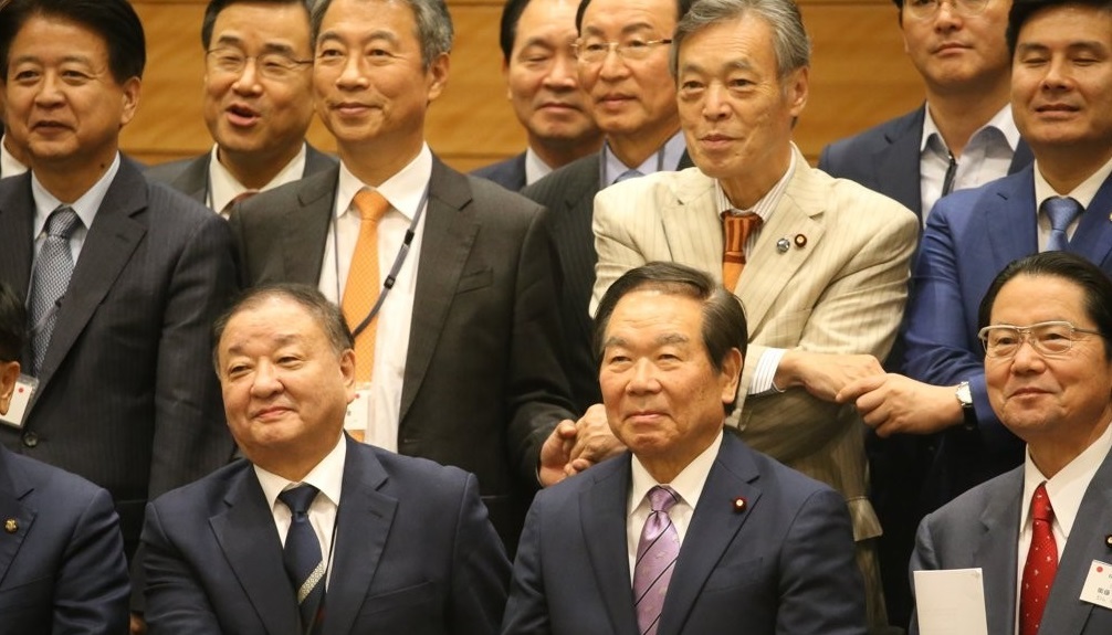 Members of the Korea-Japan Parliamentarians' Union, including co-chairs Kang Chang-il (front row, L) of Korea and Fukushiro Nukaga of Japan, shake hands during its general assembly session in Tokyo on Nov. 1, 2019. The two countries have been locked in a bitter trade and history row for several months. (Yonhap)