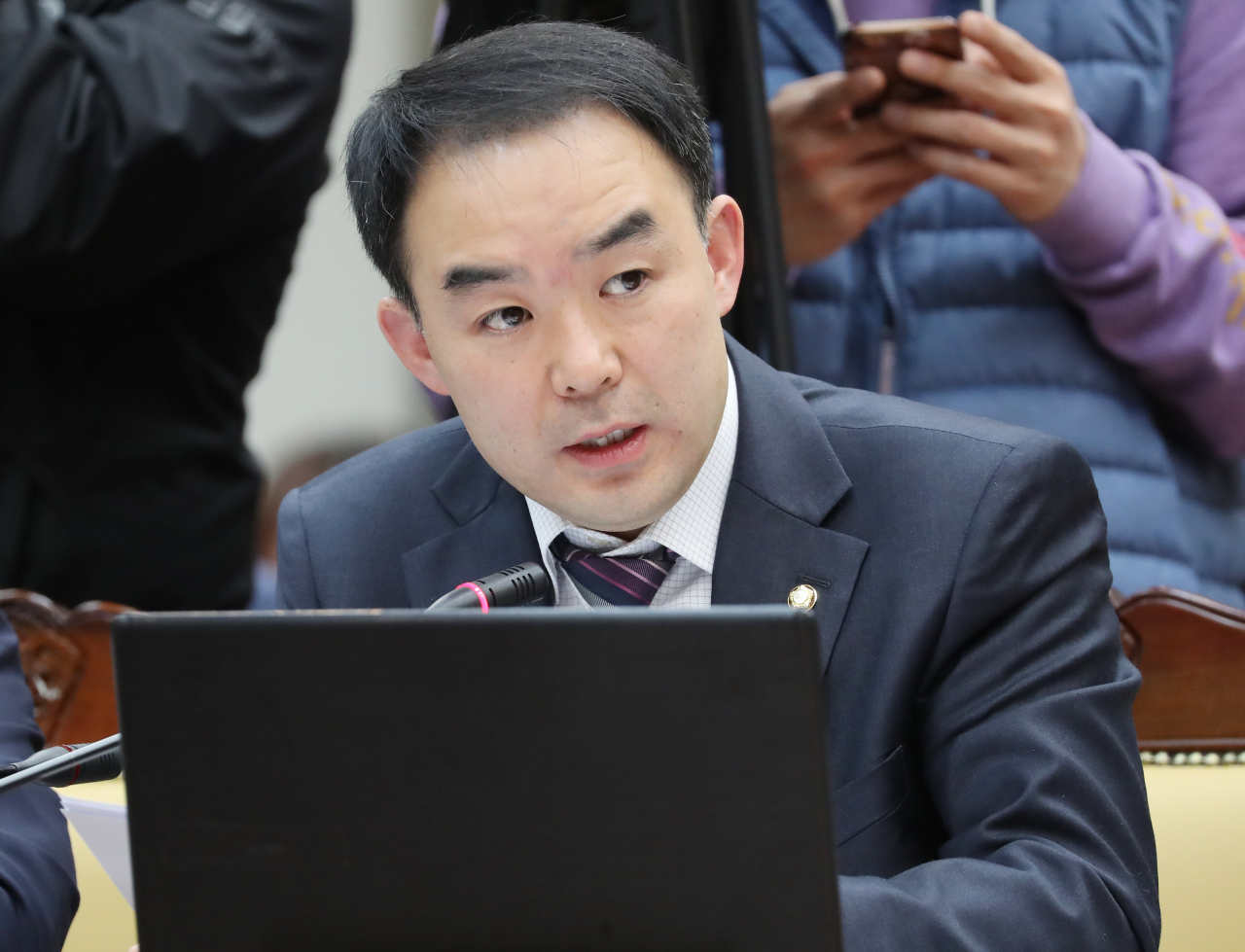 채이배 바른미래당 의원이 지난달 17일 서울 서초구 대검찰청에서 열린 국회 법제사법위원회의 대검찰청에 대한 국정감사에서 질의를 하고 있다. [연합]
