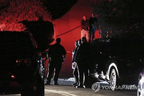콘트라 코스타 보안관실 관계자들이 10월 31일(현지시간) 핼러윈 파티 중 총격 사건이 발생한 미 캘리포니아 오린다의 한 주택에서 조사를 벌이고 있다. [AP=연합뉴스]