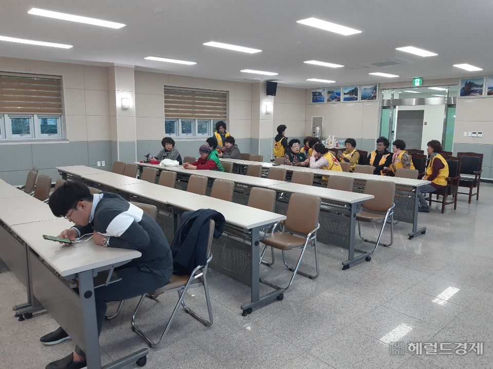 울릉군이 마련한 독도 해상 소방헬기 추락사고 실종자 가족 대기실 모습.[울릉군 제공]