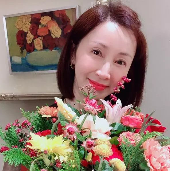 눈을 끄게 뜨고 카메라를 바라보고 있는 전인화 [SNS 캡처]