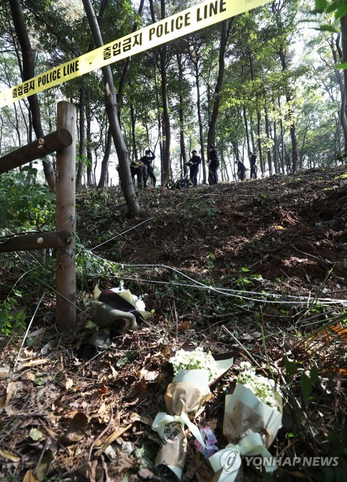 지난 1일 오전 경기도 화성시 A공원에서 진행된 화성연쇄살인사건의 피의자 이춘재(56)가 살해한 것으로 확인된 '화성 실종 초등생' 유골 수색 현장에 김 양의 가족이 놓아둔 꽃이 있다. [연합]