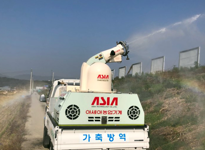 1일 강원도 춘천에서 야생조류 인플루엔자(AI) 바이러스가 검출돼 당국이 병원성 확인에 나선 가운데 방역차량이 우두동 온수지 일대에서 방역을 하고 있다. [연합뉴스]