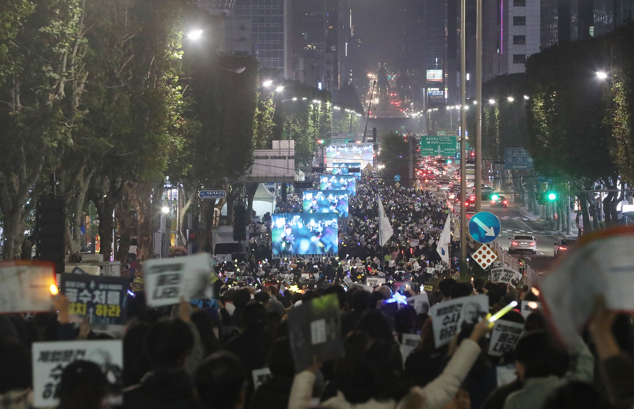 2일 서울 서초역 인근에서 진보 성향의 시민들이 공수처 설치 촉구 집회를 벌이고 있다. [연합뉴스]