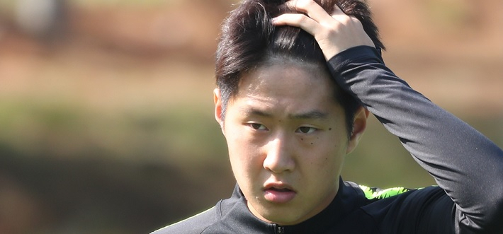 스페인 축구팀 발렌시아 소속 이강인이 에스파뇰과의 2019-2020 프리메라리가 12라운드 원정경기에서도 벤치를 지키며 팀의 2-1 역전승을 먼 발치서 지켜만 봐야했다. [연합]