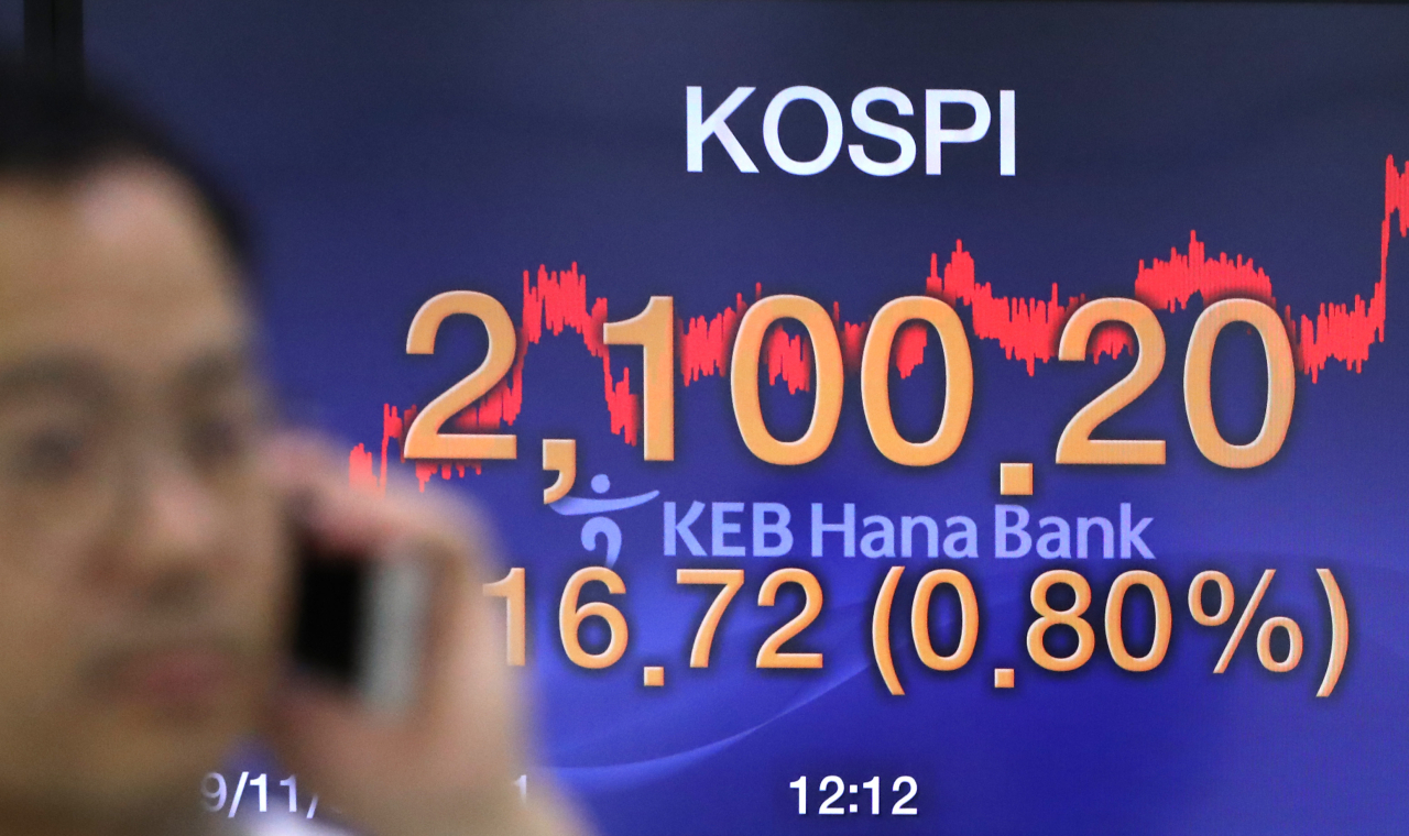 코스피가 16.72포인트 오르며 2100.20으로 장을 마감한 지난 1일 서울 중구 KEB 하나은행 딜링룸의 모습. [연합뉴스]