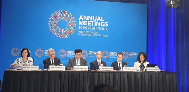 이창용(왼쪽 세번째) 국제통화기금(IMF) 아시아태평양 담당국장을 비롯한 아태지역 전문가들이 이달18일(현지시간) 미국 워싱턴DC의 IMF 본부에서 아태지역 경제와 관련한 기자회견을 하고 있다. [헤럴드DB]