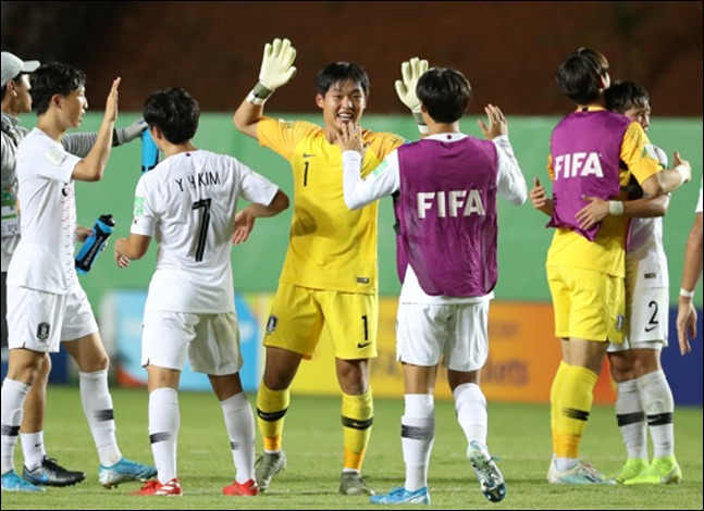 한국 U-17 축구 대표팀이 국제축구연맹(FIFA) U-17 월드컵 조별리그 최종전에서 칠레를 꺾고 조 2위로 16강 진출 티켓을 거머쥐었다. [연합]