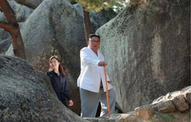 김정은 북한 국무위원장이 금강산관광지구를 리설주 여사와 함께 현지지도하고 있다.[연합]