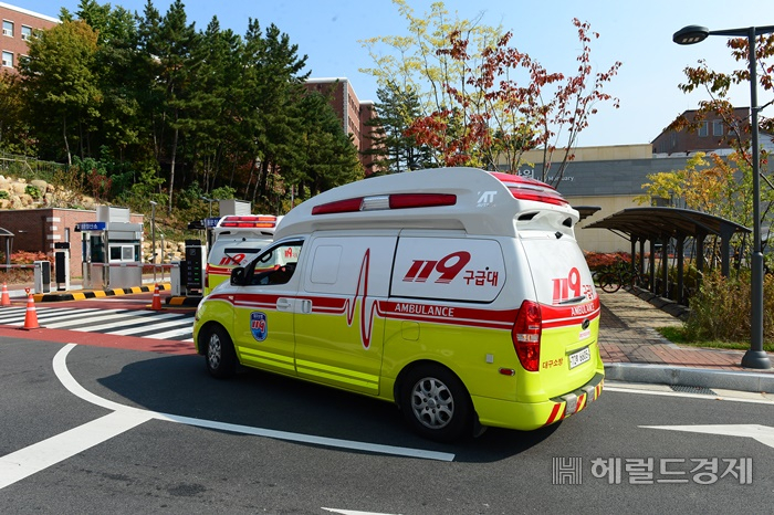 지난 2일 수습된 시신 2구가 3일 헬기편으로 대구공항에 도착한 뒤 구급차로 계명대 동산병원으로 이송되고 있다.[사진=김병진기자]