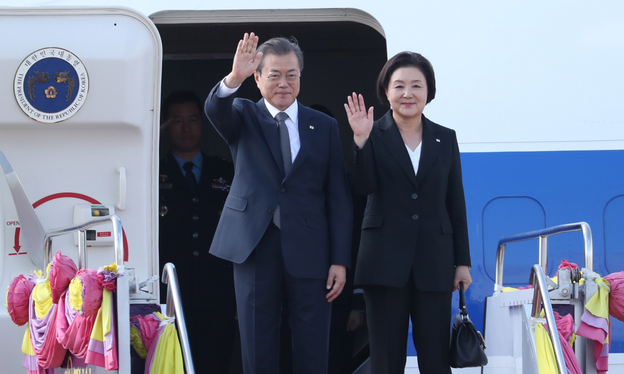 문재인 대통령과 김정숙 여사가 3일 오후 태국 돈무앙 공항에 도착한 공군1호기에서 환영객들에게 손을 흔들고 있다. 문 대통령은 이날부터 태국에서 열리는 아세안+3 정상회의 관련 행사에 참석한다. [사진=연합뉴스]