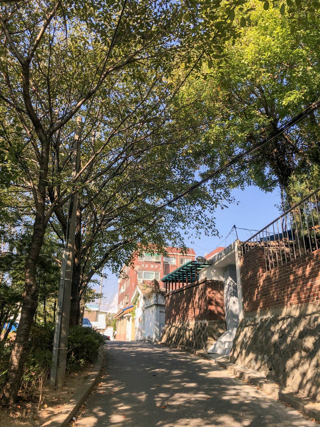 인천둘레길 11코스 중 인천 세무서 옆길.