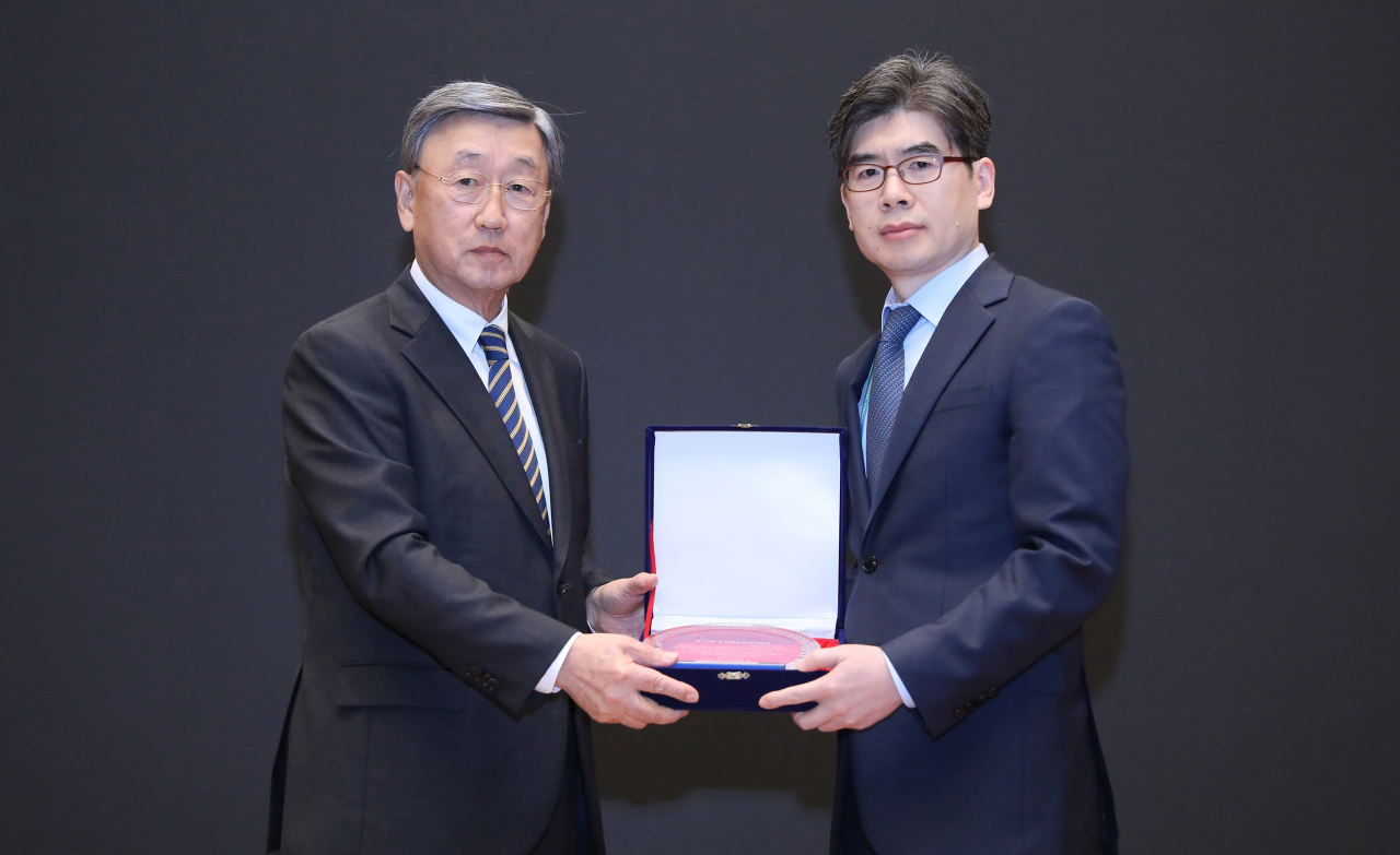 지난 2일 열린 '2019 두산연강외과학술상'에서 박용현 두산연강재단 이사장(왼쪽)과 수상자인 정재호 연세대학교 세브란스병원 교수가 기념촬영을 하고 있다.[두산제공]