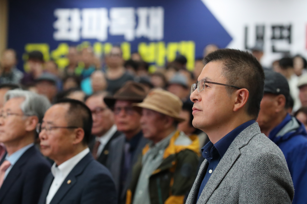 황교안 자유한국당 대표가 지난 2일 오후 마산합포구청 대강당에서 열린 한국당 '공수처법 저지 및 국회의원 정수 축소 촉구 좌파독재 실정 보고대회'에서 참석해 있다. [연합]