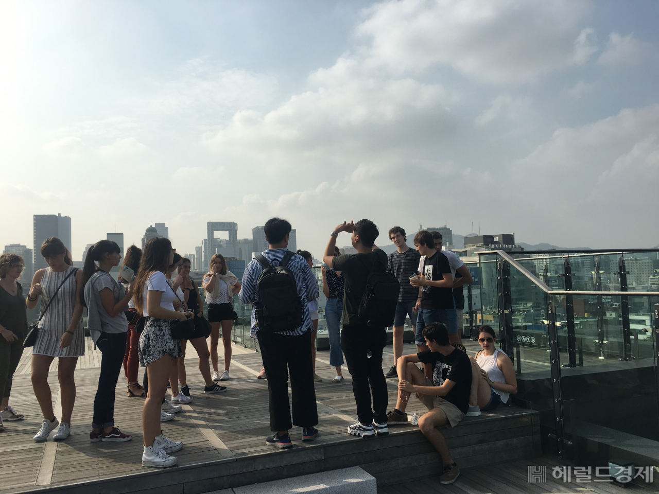 스페인 몬드라곤대학 학생들 세운상가를 새로 조성한 다시세운 옥상에서 서울시가지를 살펴보고 있다.