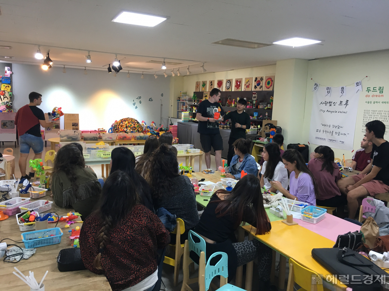 스페인 몬드라곤대학 학생들 장안동에 있는 새활용프라자를 방문 폐기물에 새생명을 불어넣는 새활용 체험을 하고 있다.