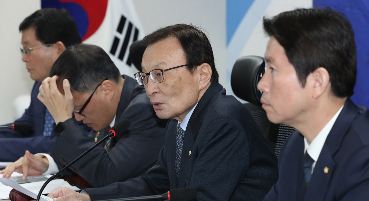 더불어민주당 이해찬 대표가 1일 오전 국회 의원회관에서 열린 확대간부회의에서 발언하고 있다. 연합뉴스