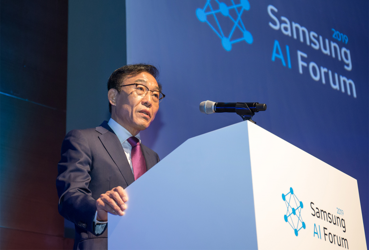 김기남 삼성전자 대표이사 부회장이 4일 삼성전자 서초사옥에서 열린 ‘삼성 AI 포럼 2019’에서 개회사를 하고 있다.[삼성전자 제공]