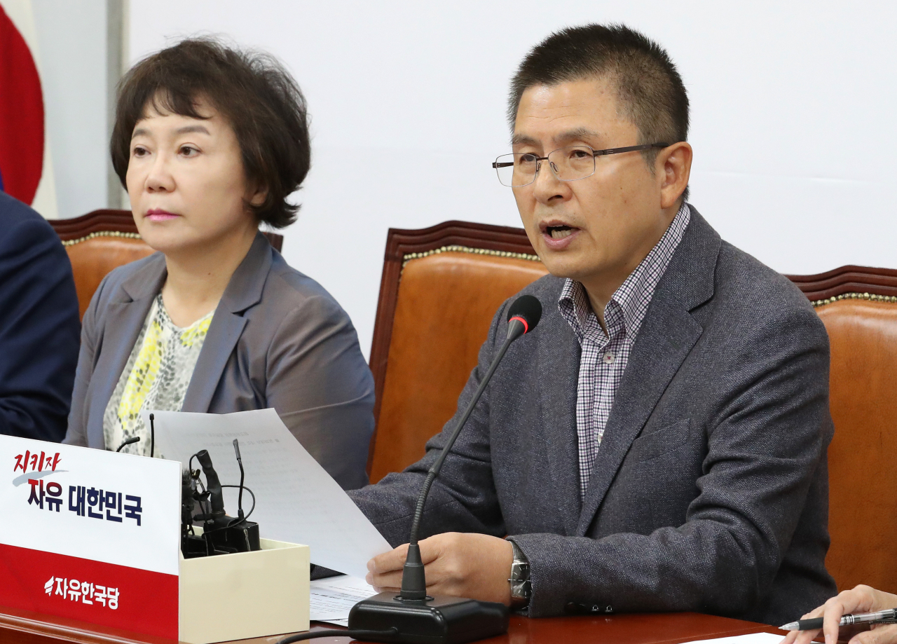 황교안 자유한국당 대표(오른쪽)가 4일 오전 국회에서 열린 최고위원회의에서 발언하고 있다. [연합]