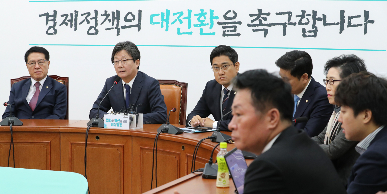 바른미래당 비당권파 모임인 '변화와 혁신을 위한 비상행동'(변혁) 대표인 유승민 의원(왼쪽 두번째)이 4일 오전 국회에서 비상회의를 주재하고 있다. [연합]