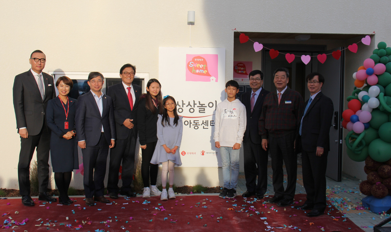 (왼쪽에서 4번째)정태영 세이브더칠드런 사무총장, (왼쪽에서 8번째) 민명기 롯데제과 대표이사, (9번째)가세로 태안군수 [제공=롯데제과]